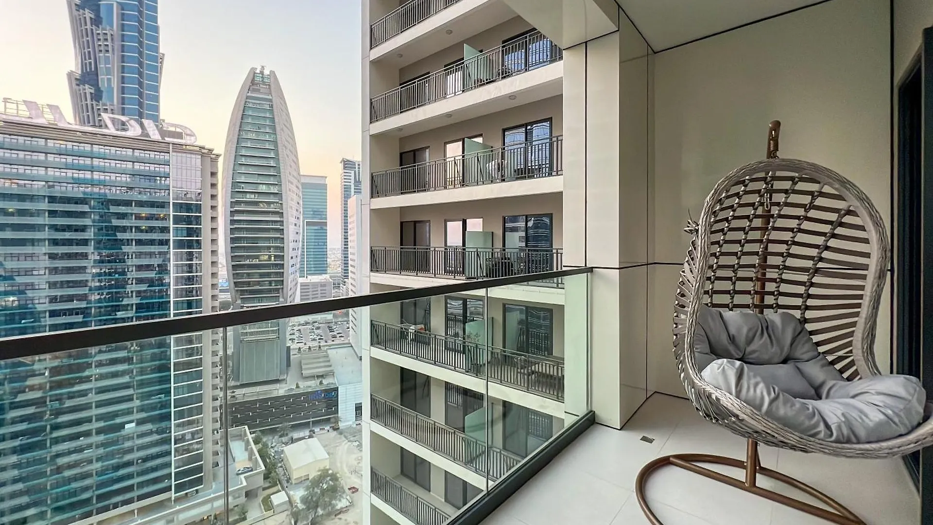 Keyrock Living - 1 Bedroom Apartments - Business Bay - Near Metro Station - Zada Tower Dubaï